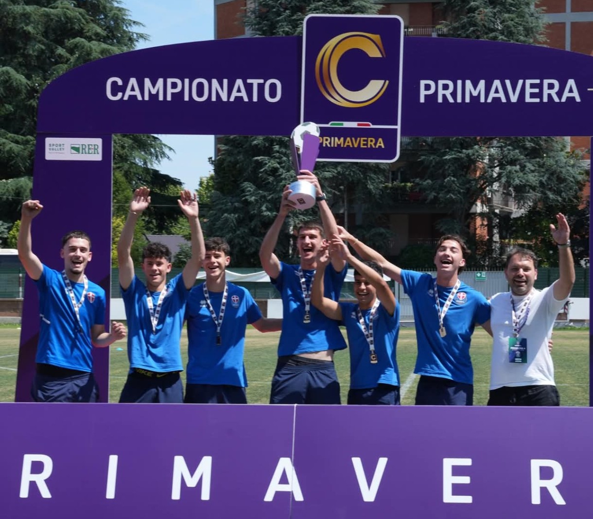 Per la Primavera il trofeo alzato al cielo!